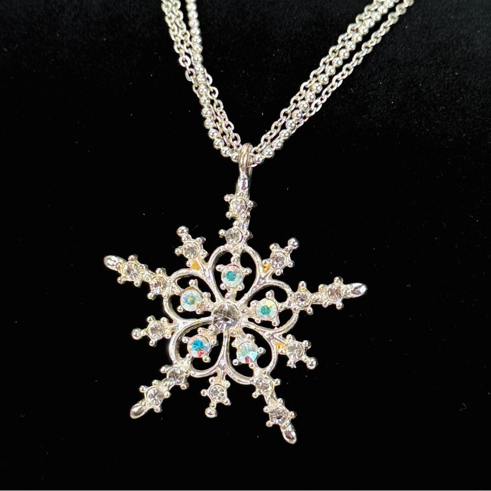 Gorgeous, shiny Silvertone iridescent bling, snowflake pendant necklace